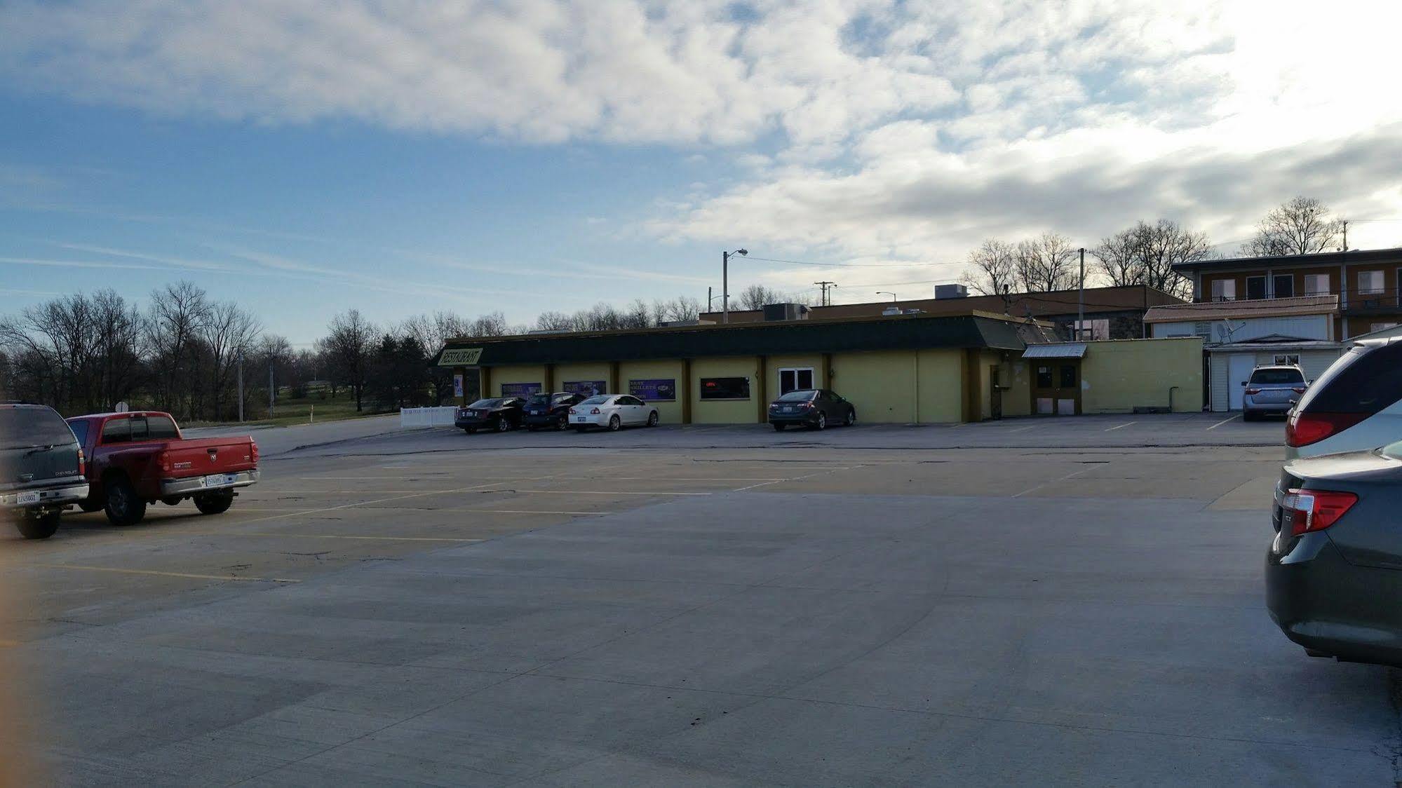 Motel Super 8 By Wyndham Macomb Exterior foto