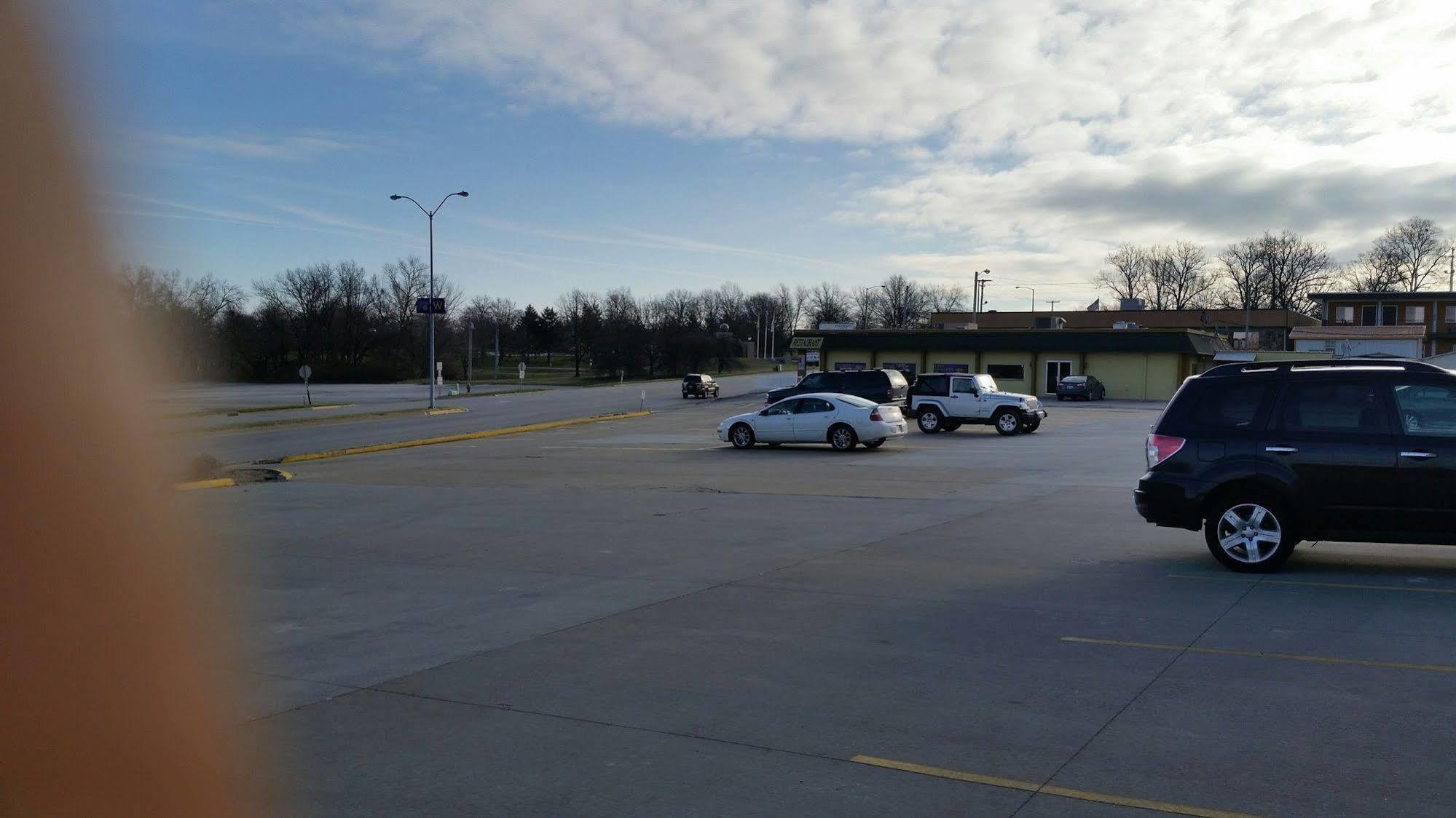 Motel Super 8 By Wyndham Macomb Exterior foto